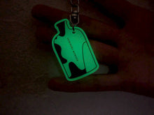 画像をギャラリービューアに読み込む, DOKU TO KUSURI KEY-HOLDER（蓄光）
